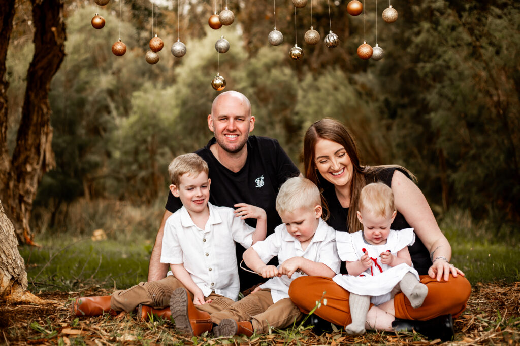 Family photos outdoors in Perth's bushes